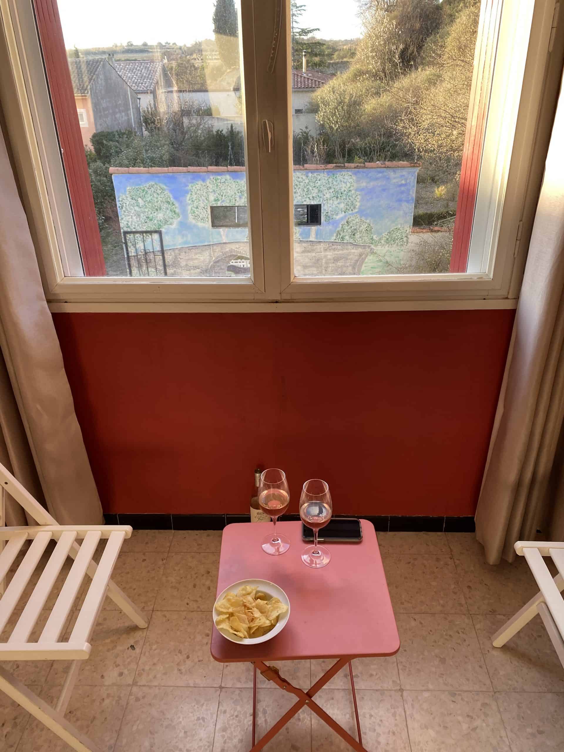 Ein Glas Rosé mit Blick auf den Garten in Capestang, Südfrankreich