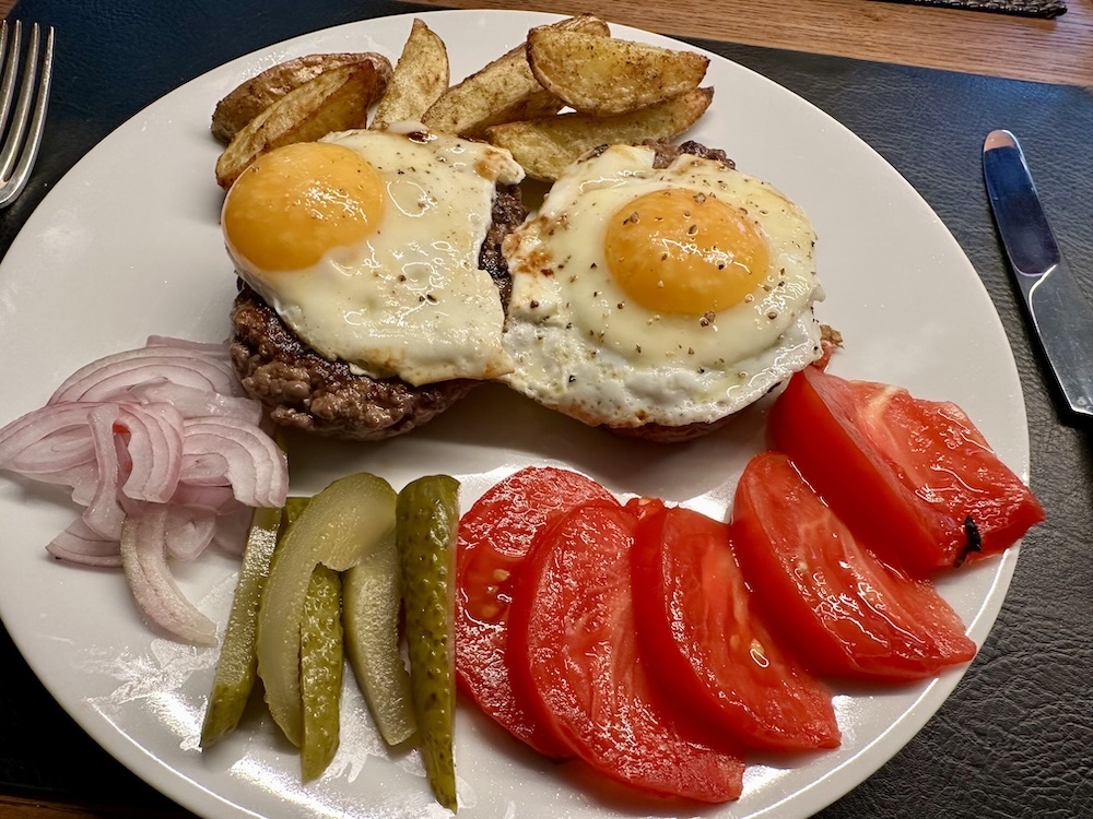 Klassische Küche: Steak haché à cheval.